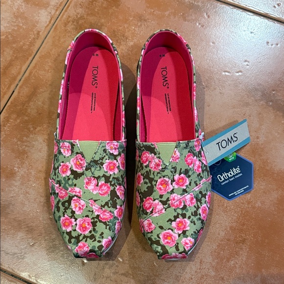 TOMS Women's Pink and Green Floral Flats - Picture 2 of 5